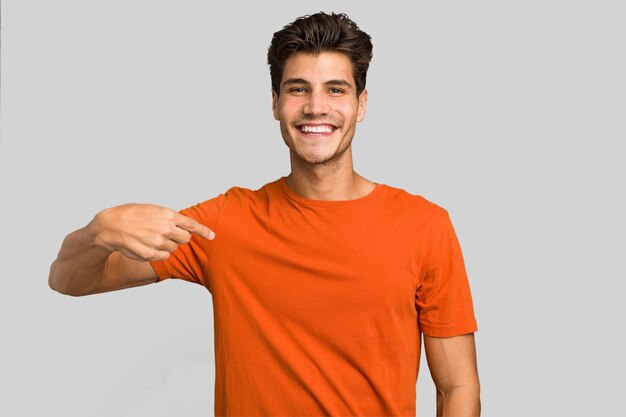 Osoba wskazująca ręką na miejsce kopiowania koszuli dumna i pewna siebie