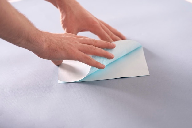 Osoba wykonująca sztukę origami z kawałkiem papieru