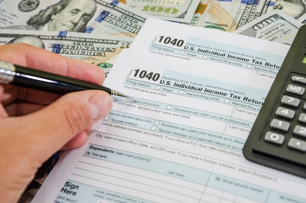 Osoba wypełnia 1040 formularzy podatkowych