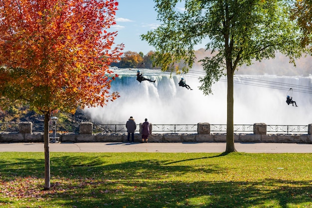 Osoby korzystające z atrakcji jazdy Niagara Falls Zipline Niagara Falls City Czerwony liść klonu jesienią