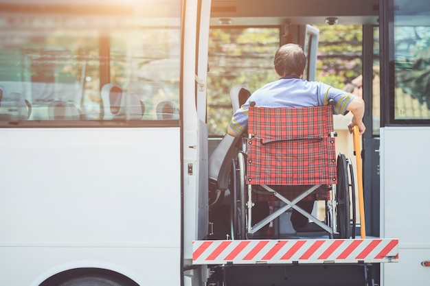 Osoby Niepełnosprawne Siedzą Na Wózku Inwalidzkim I Jadą Do Publicznego Autobusu