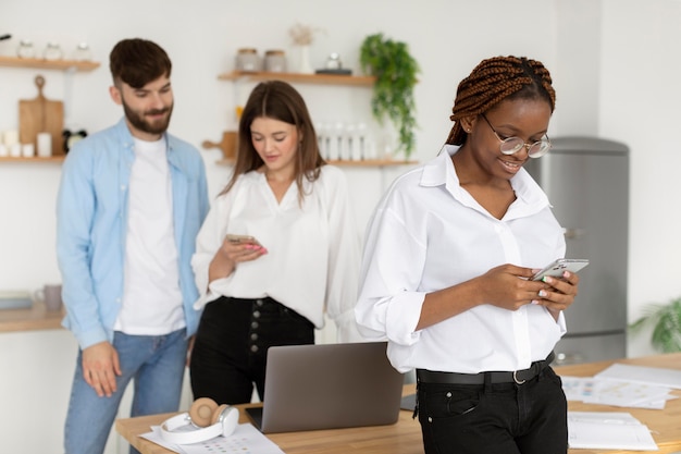 Zdjęcie osoby pracujące razem w startupowej firmie