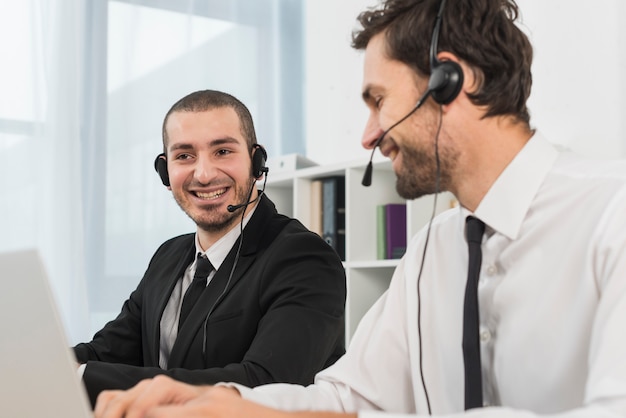 Zdjęcie osoby pracujące w call center