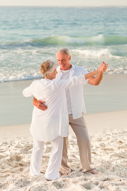 Osoby w podeszłym wieku para tańczy na plaży