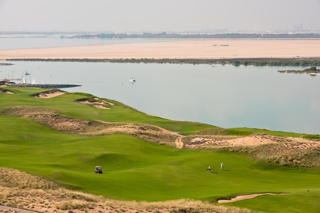 Ośrodek golfowy ze scenerią nadmorskich wakacji