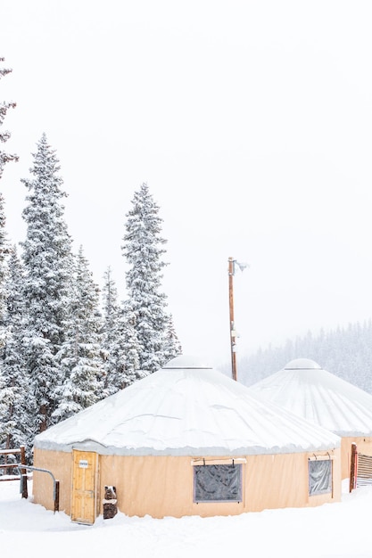 Ośrodek narciarski pod koniec sezonu po burzy śnieżnej w Kolorado.