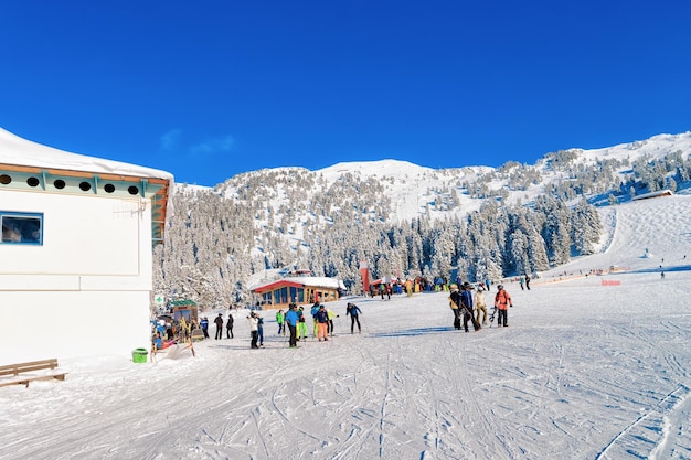 Ośrodek narciarski Zillertal i ludzie jeżdżący na nartach i snowboardzie w Tyrolu w Mayrhofen w Austrii w zimowych Alpach. Alpejskie góry z białym śniegiem i niebieskim niebem. Zabawa zjazdowa na austriackich, zaśnieżonych stokach.