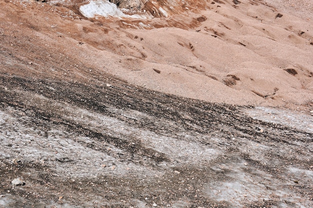 Ostatnie pozostałości prawie stopionego lodowca u podnóża klifu na wyżynach