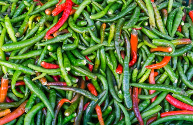 Ostra papryczka chili świeże czerwone i zielone chili na sprzedaż na rynku świeżych