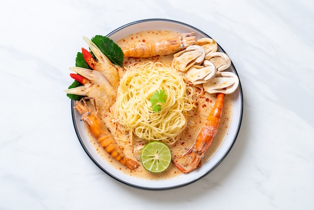 ostre krewetki makaron spaghetti (Tom Yum Goong)