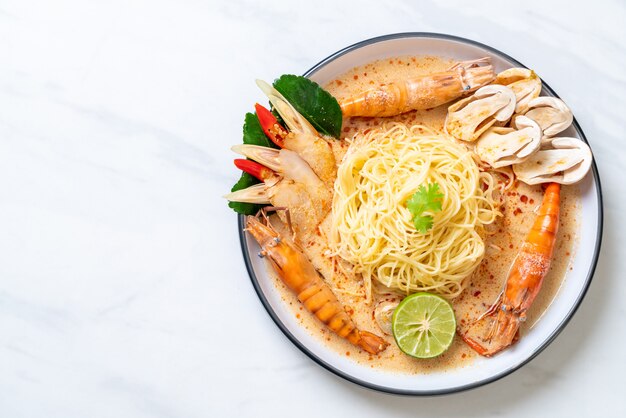 ostre krewetki makaron spaghetti (Tom Yum Goong)