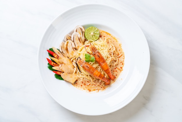 ostre krewetki makaron spaghetti (Tom Yum Goong)