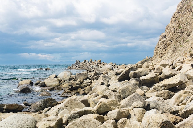 Ostre, postrzępione skały bazaltowe na wybrzeżu morza