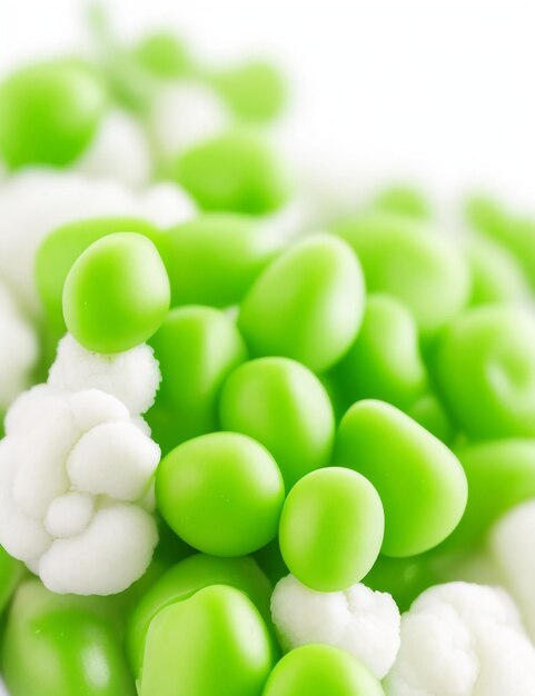 Zdjęcie ostry i świeży izolowany zielony groszek na czystym białym tle