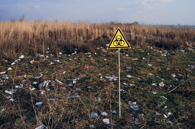 Ostrzeżenie o zagrożeniu biologicznym w polu ze śmieciami