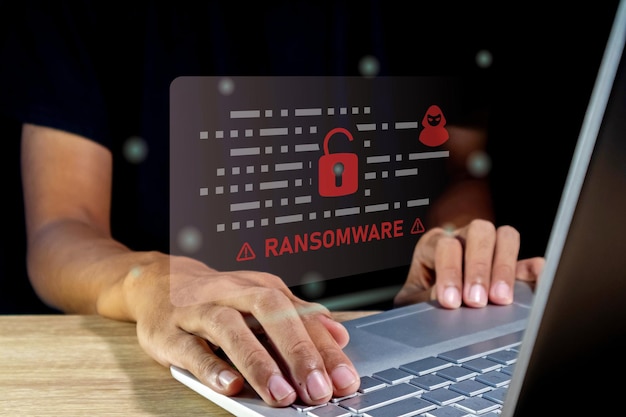 Ostrzeżenie ostrzegawcze komputera o włamanie do systemu wirusa, szkodliwego oprogramowania lub ataku cybernetycznego