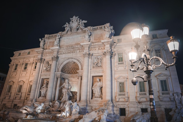 Oświetlona barokowa fontanna Trevi w Rzymie we Włoszech