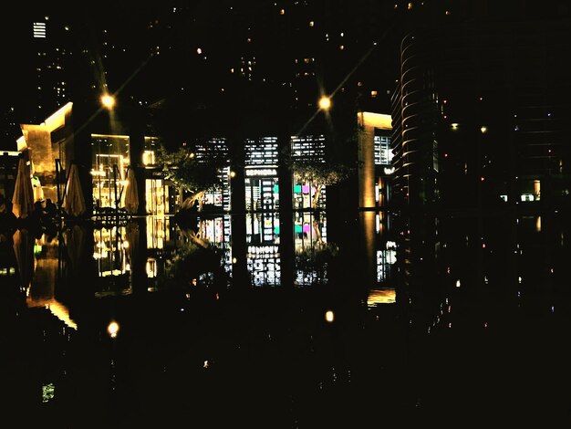 Zdjęcie oświetlona budowla w nocy