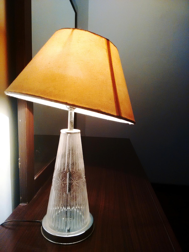 Zdjęcie oświetlona lampa elektryczna na ścianie