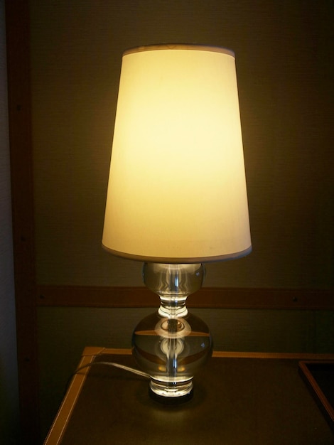 Oświetlona lampa na stole w domu