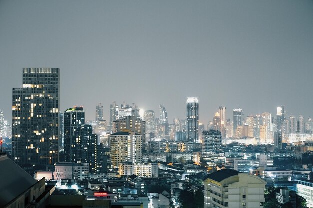 Zdjęcie oświetlona nocna panorama miasta bangkok