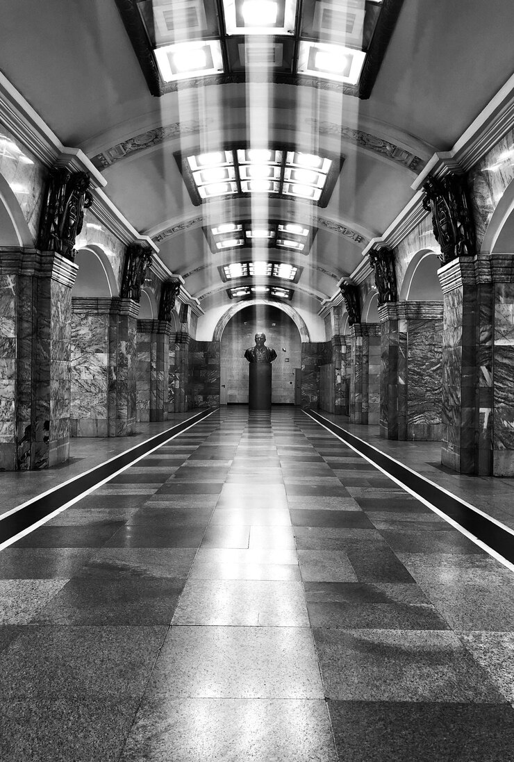 Zdjęcie oświetlona stacja metra