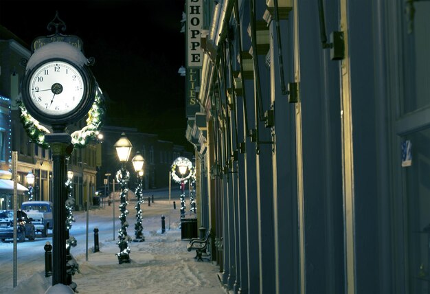 Zdjęcie oświetlona ulica pośród budynków w mieście w nocy