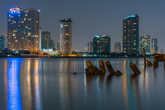 Oświetlone budynki nad rzeką chao phraya na tle nieba