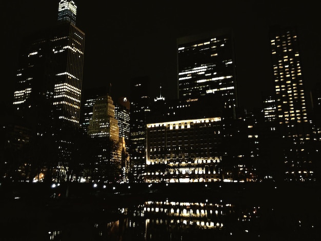 Zdjęcie oświetlone budynki w mieście w nocy