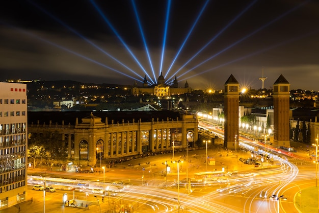 Oświetlone miasto na tle nocnego nieba