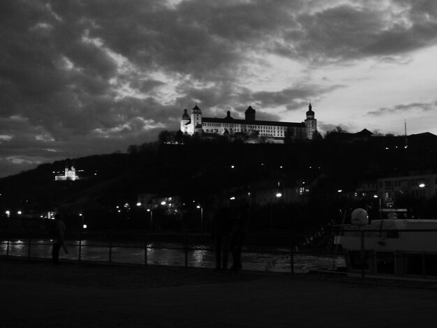 Zdjęcie oświetlone miasto przeciwko nocnemu niebu