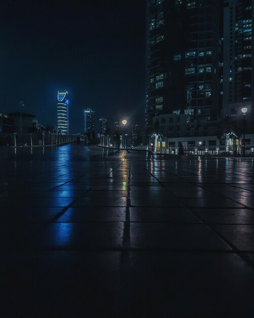 Oświetlone miasto w nocy
