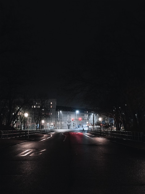 Oświetlone miasto w nocy