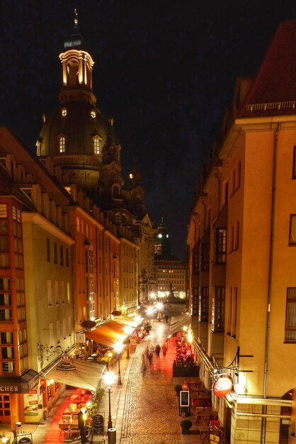 Zdjęcie oświetlone miasto w nocy