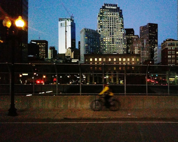 Zdjęcie oświetlone miasto w nocy