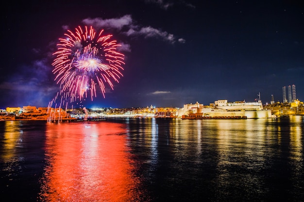 Oświetlone miasto z fajerwerkami