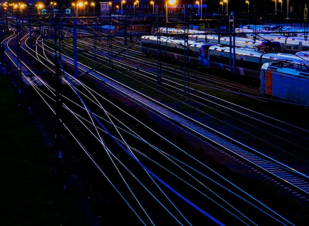 Zdjęcie oświetlone tory kolejowe w nocy
