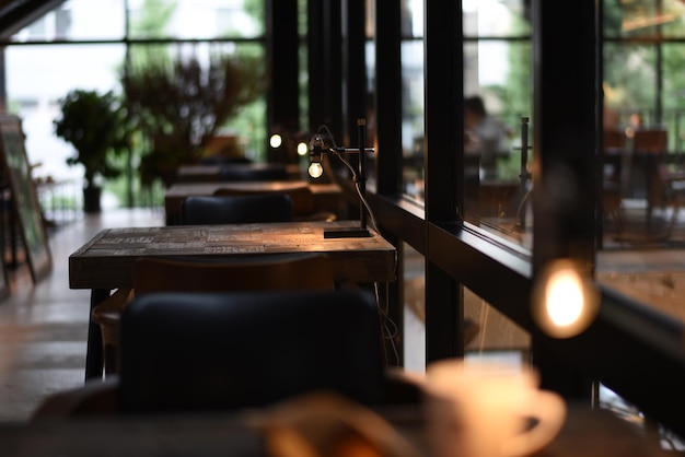 Oświetlone żarówki przy stołach w restauracji
