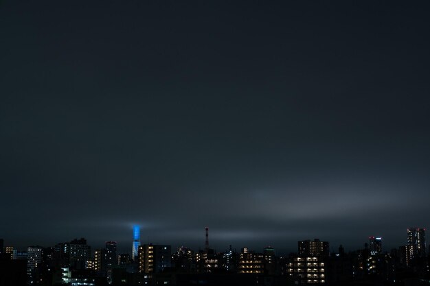 Zdjęcie oświetlony krajobraz miasta na tle nocnego nieba