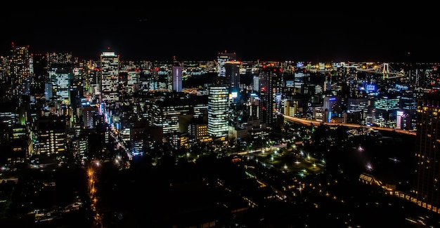 Oświetlony krajobraz miasta Tokio na tle nocnego nieba