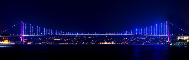 Oświetlony most Bosfor w Stambule nocą, Turcja