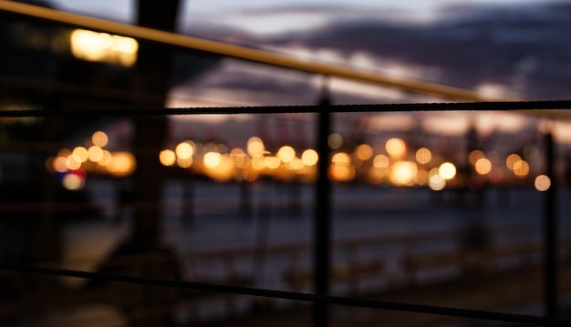 Zdjęcie oświetlony most na tle nieba w mieście w nocy