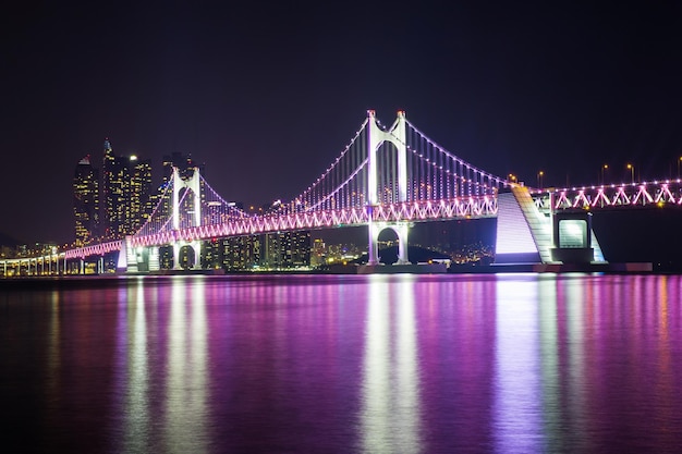 Oświetlony most wiszący w nocy