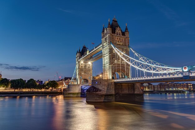 Zdjęcie oświetlony tower bridge w londynie po zachodzie słońca