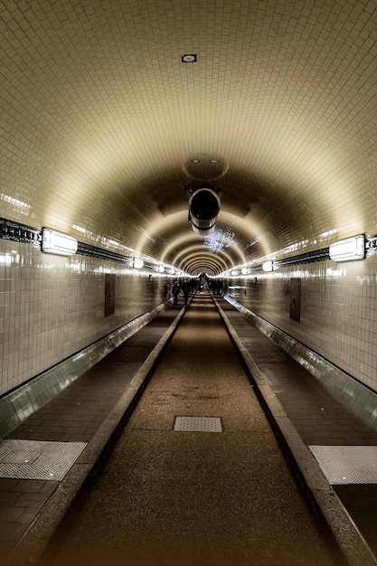 Oświetlony tunel metra