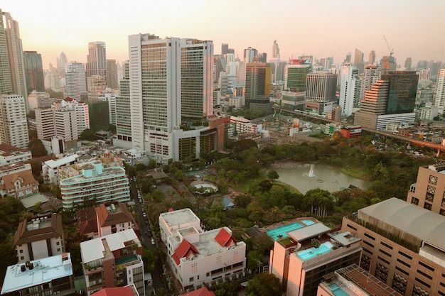 Oszałamiająca panorama śródmieścia Bangkoku wieczorem, Tajlandia