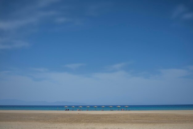 Zdjęcie oszałamiająca plaża maragkas na wyspie naxos w grecji z parasolami