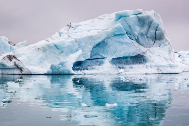 Oszałamiające niebieskie góry lodowe unoszące się na jeziorze Islandia