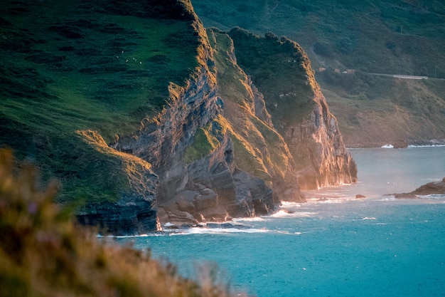 Zdjęcie oszałamiające widoki z latarni machichaco w kierunku gaztelugatxe.