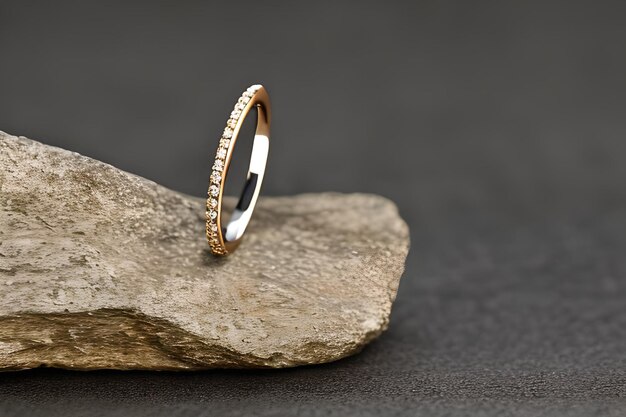 Oszałamiające zbliżenie pojedynczych obrączek delikatnie splecionych, aby symbolizować wieczną więź miłości i zaangażowania Biżuteria złoty pierścionek z brylantem na rocznicę walentynek lub zaręczyny